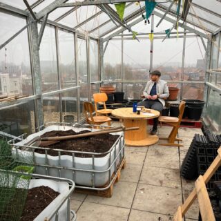 Wind en regen houdt ons niet tegen ☔️ Wij starten het eerste volle moestuinseizoen op onze daken.

(1) De serre staat klaar voor het nieuwe seizoen, (2) eerste zaden zitten de grond in (3) en we genieten nog van een late oogst aardperen.

[ #dakakker #moestuin #serre #stadstuinieren #eetbaretuin #groententuin #serreophetdak #zelfvoorzienend #stadslandbouw #cohousing #samentelen ]
