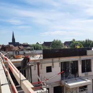 Een kleine 4 jaar geleden werd ons dak nog volop gebouwd 🏗️

Een stevige constructie als basis met daarop een retentiedak om het regenwater op te vangen, en als kers op de taart 40 cm substraat om groenten, kruiden en bloemen in te telen.

[ #dakakker #moestuin #zelfvoorzienend #stadslandbouw #cohousing #samentelen #retentiedak #dakmoestuin #groendak ]