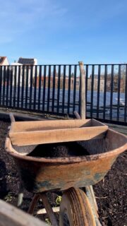 Moestuinieren voor 19 gezinnen betekent ook wel wat bandwerk. Vandaag zeefden we urenlang onze eigen compost. 

Hiermee vulden we een eerste 240 kweekpotjes, waar onze zaailingen in kunnen opgroeien 🌱

[ #dakmoestuin #zelfvoorzienend #stadslandbouw #kringlooptuin #cohousing]